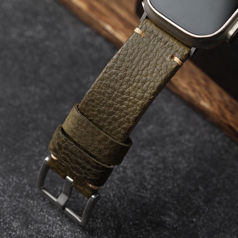 Βραχιόλι Apple Watch από γνήσιο δέρμα με υφή, σε απόχρωση ελιάς, με ατσάλινη αγκράφα, μοντέλο Gustave