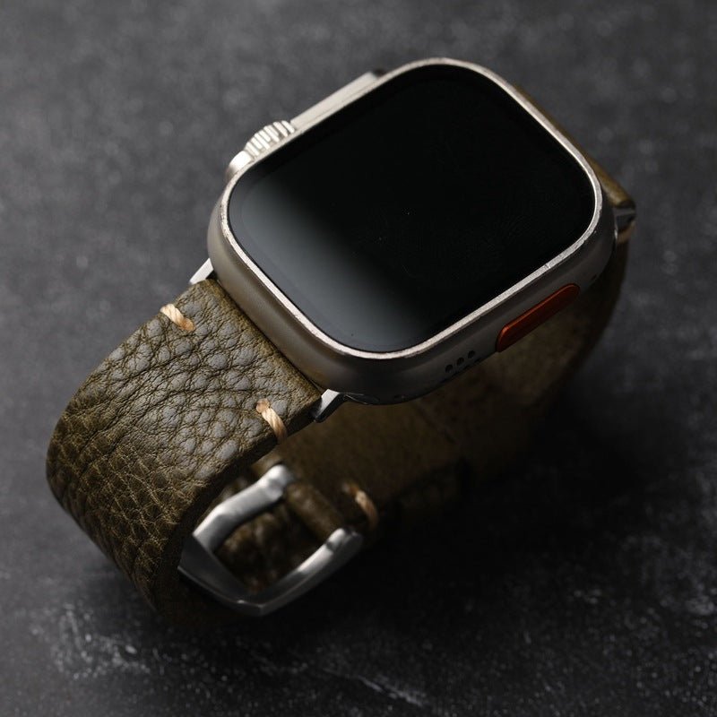 Βραχιόλι Apple Watch από γνήσιο δέρμα με υφή, σε απόχρωση ελιάς, με ατσάλινη αγκράφα, μοντέλο Gustave