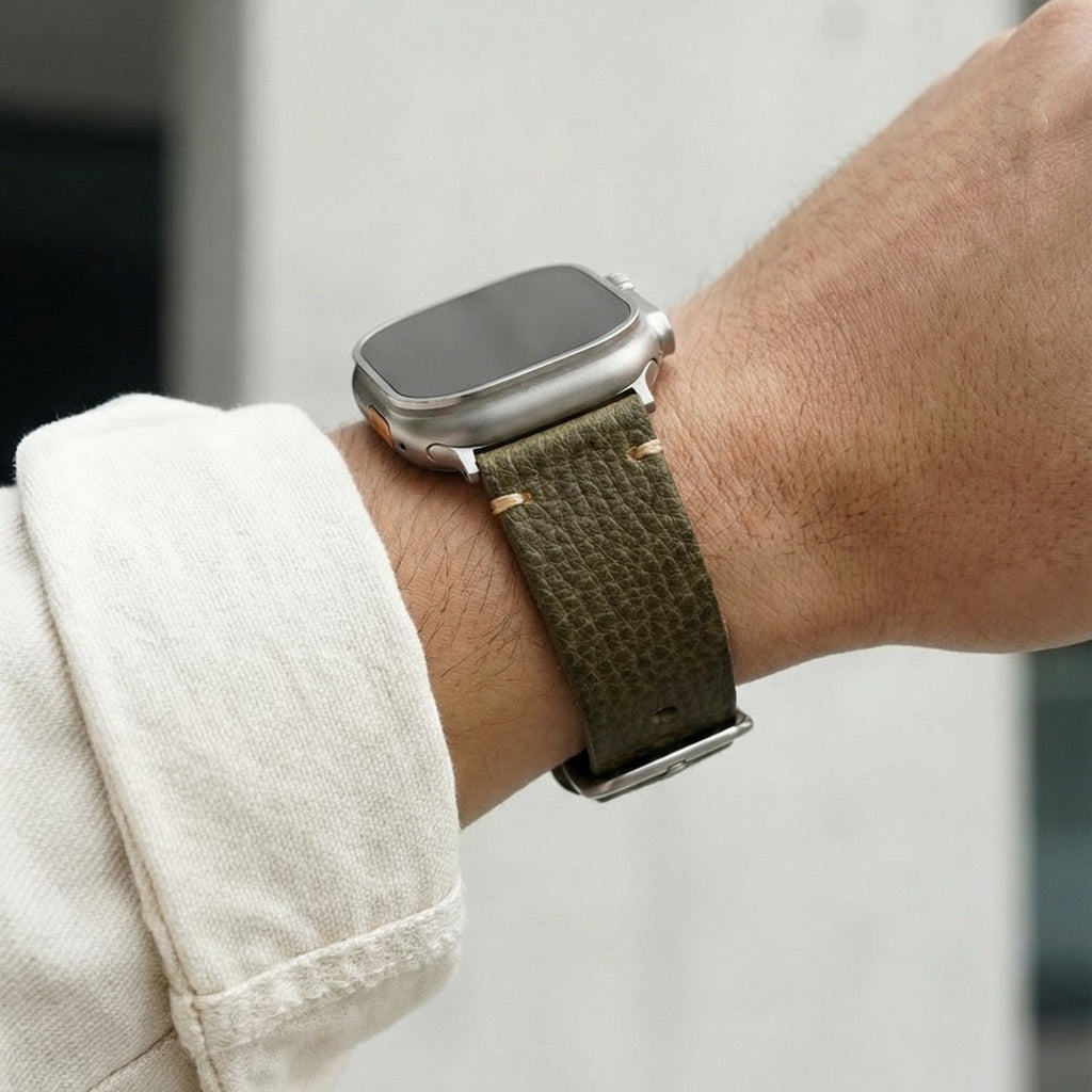 Remme til Apple Watch i præget læder, olivengrøn, solid spænde, langvarig komfort, markant maskulint udtryk, model Gustave