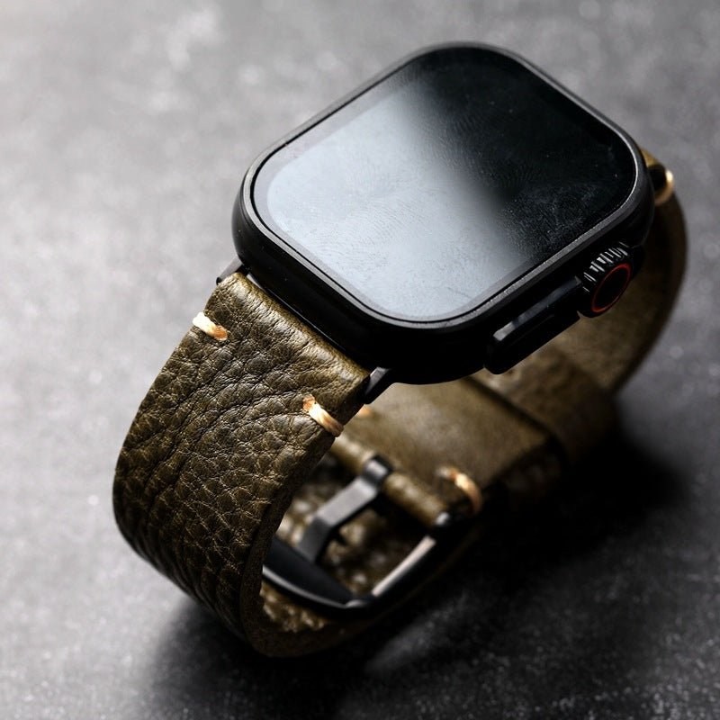 Βραχιόλι Apple Watch από γνήσιο δέρμα με υφή, σε απόχρωση ελιάς, με ατσάλινη αγκράφα, μοντέλο Gustave