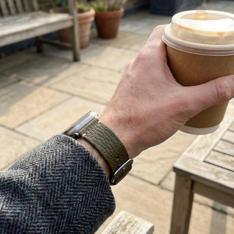 Remme til Apple Watch i præget læder, olivengrøn, solid spænde, langvarig komfort, markant maskulint udtryk, model Gustave