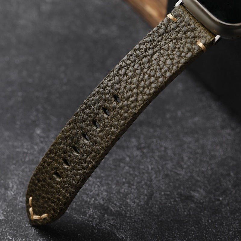 Βραχιόλι Apple Watch από γνήσιο δέρμα με υφή, σε απόχρωση ελιάς, με ατσάλινη αγκράφα, μοντέλο Gustave