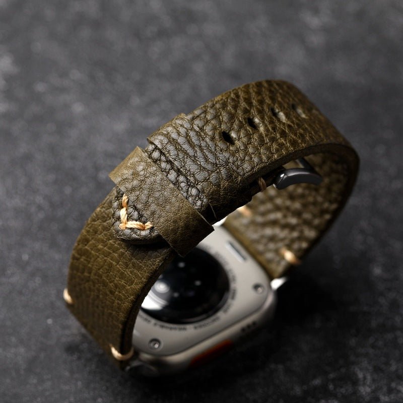 Βραχιόλι Apple Watch από γνήσιο δέρμα με υφή, σε απόχρωση ελιάς, με ατσάλινη αγκράφα, μοντέλο Gustave