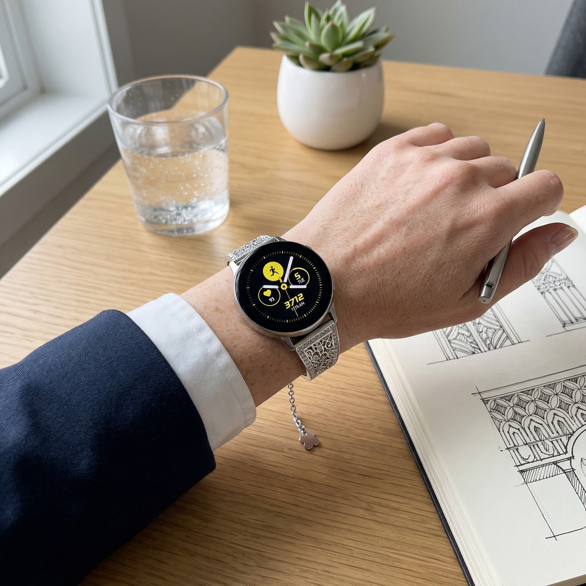 Pulseira para smartwatch 20mm, aço inoxidável brilhante, design floral vazado, fecho de corrente, para mulher, modelo Vinie