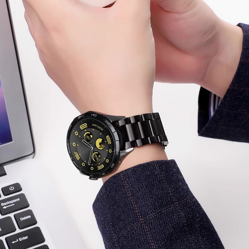 Bracelet de montre connecté noir en acier inoxydable à maillons, pour Huawei Watch modèle Himal, porté au poignet.