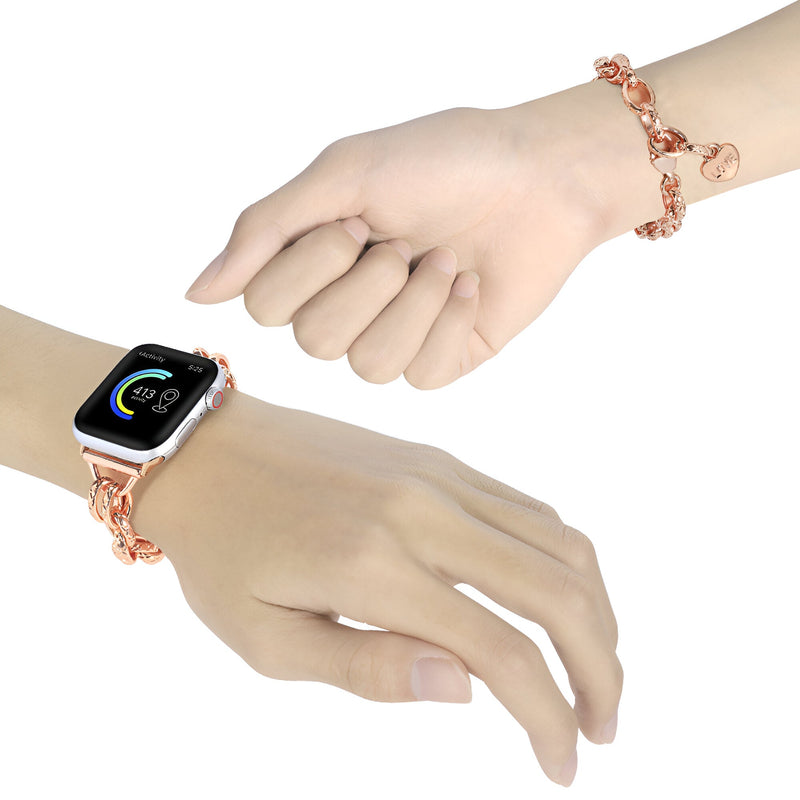 Bracelet chaîne doré rose avec pendentif cœur pour Apple Watch porté au poignet.