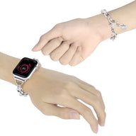 Bracelet chaîne argent pour Apple Watch avec pendentif cœur élégant sur poignet féminin.