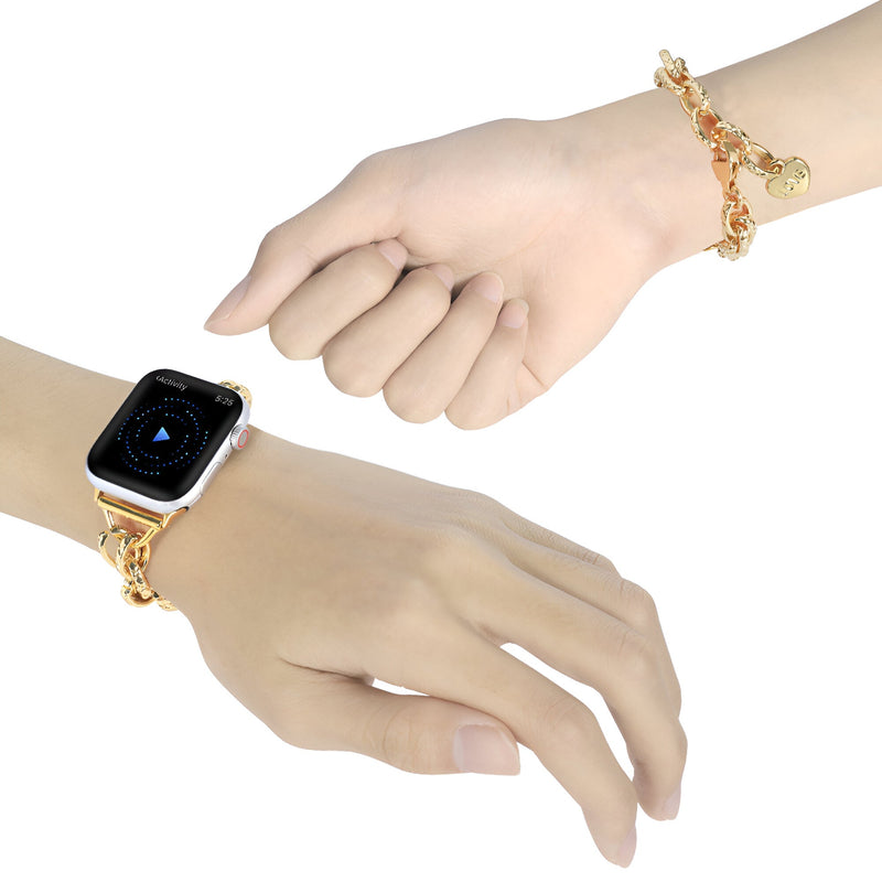 Bracelet chaîne doré avec pendentif cœur attaché à une Apple Watch or rosé sur poignet féminin.
