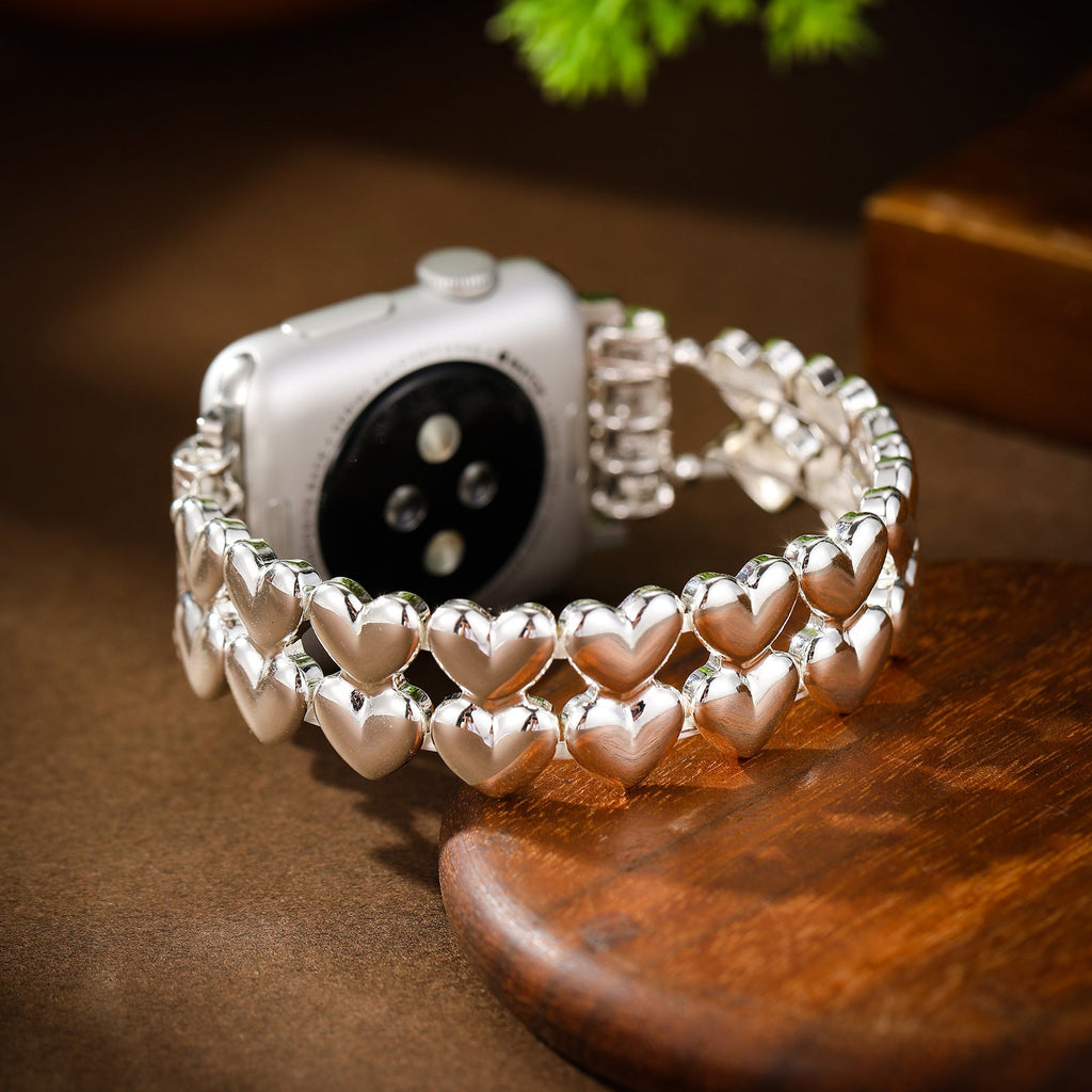Bracelet Apple Watch argent à double rangée de cœurs brillants pour femmes.