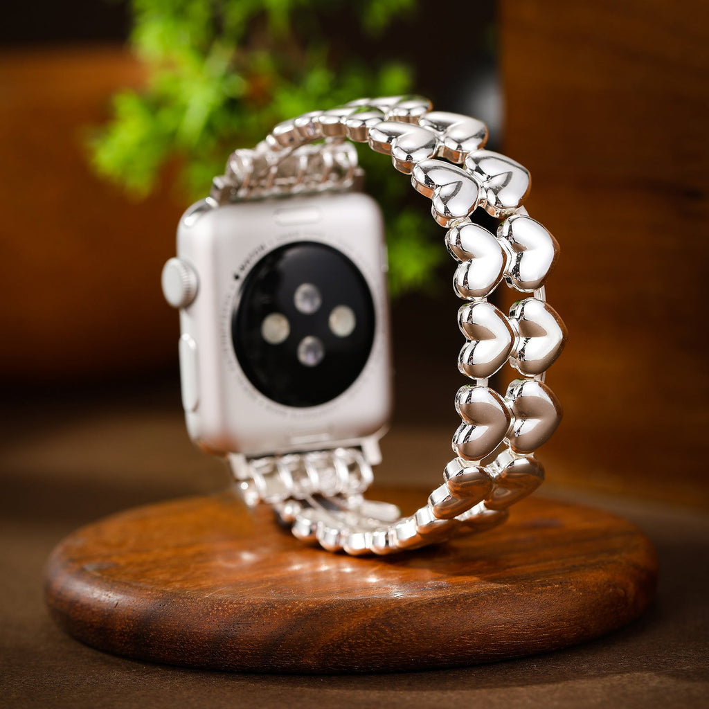 Bracelet pour Apple Watch en métal argenté à motif de cœurs ajustable.