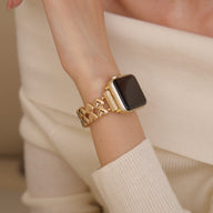 Bracelet Apple Watch or pour femme avec motif cœurs délicats, style élégant et raffiné.