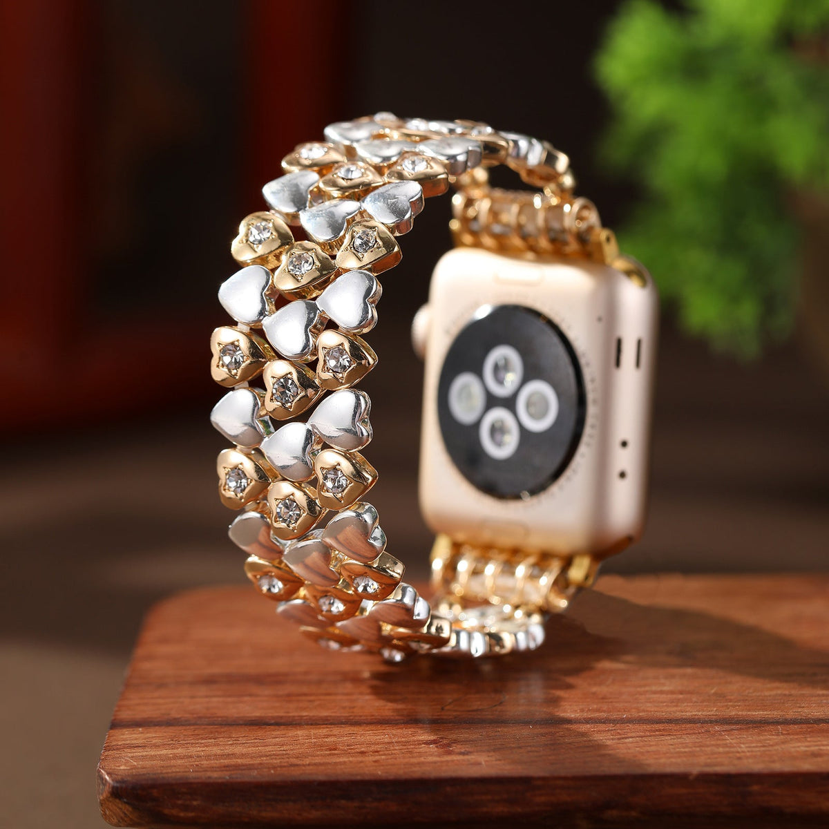 Bracelet Apple Watch or rosé à motif cœurs décoré de cristaux brillants, modèle Jimena pour femme.