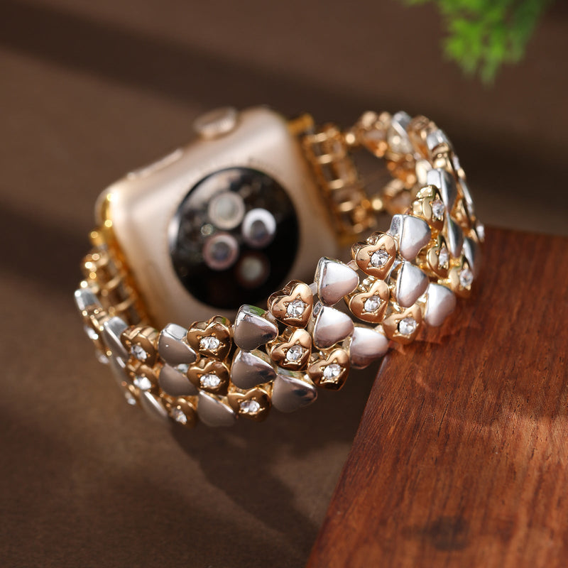 Bracelet Apple Watch or rosé avec motif cœurs en métal et céramique blanche, style élégant pour femme.