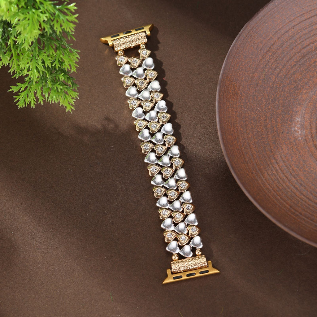 Bracelet Apple Watch or rosé avec motif cœurs en perles blanches élégantes, style Jimena.