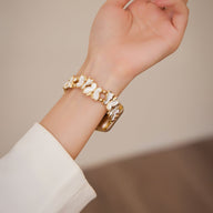 Bracelet Apple Watch blanc à motif papillons en silicone, design floral délicat, pour femme.