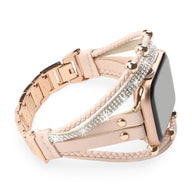 Bracelet pour Apple Watch rose avec strass scintillants et lanières en cuir tressé et lisse.
