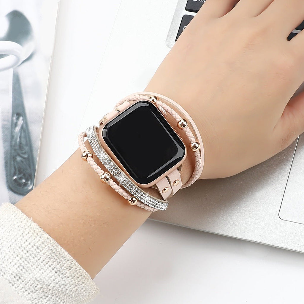 Bracelet Apple Watch rose à strass, style double tour avec perles et détails brillants.