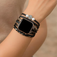 Bracelet Apple Watch noir multiple tours avec pendentif arbre de vie argenté et perle blanche.