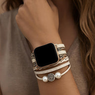 Bracelet Apple Watch blanc en cuir multiple tours avec arbre de vie et perles fines pour femme.