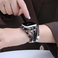 Bracelet Apple Watch en cuir noir tressé triple tour avec pendentif arbre de vie argenté et perles blanches.