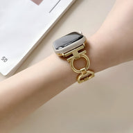 Bracelet Apple Watch or avec maillons ronds et design élégant pour femme sur poignet.