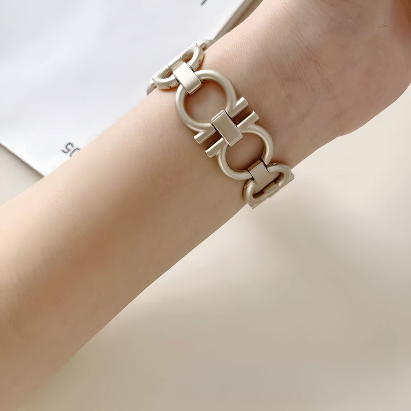 Bracelet Apple Watch femme en métal argenté, maillons circulaires élégants, modèle Anima.