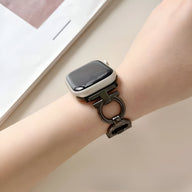 Bracelet Apple Watch cercle en métal argenté avec fermoir design élégant pour femme.