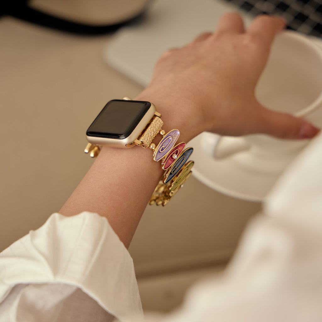 Bracelet coloré pour Apple Watch modèle Marisol, ajustable, porté au poignet féminin avec montre dorée.