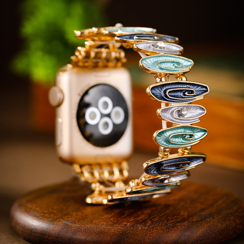 Bracelet Apple Watch féminin Marisol aux maillons ovales multicolores en métal doré.