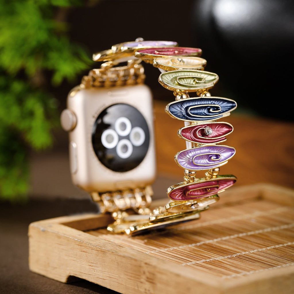 Bracelet Apple Watch coloré en métal doré avec breloques ovales multicolores pour femme.