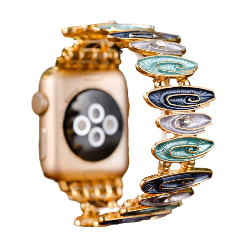 Bracelet Apple Watch Marisol pour femme en métal doré avec maillons émaillés bleu, vert et argenté multicolores.
