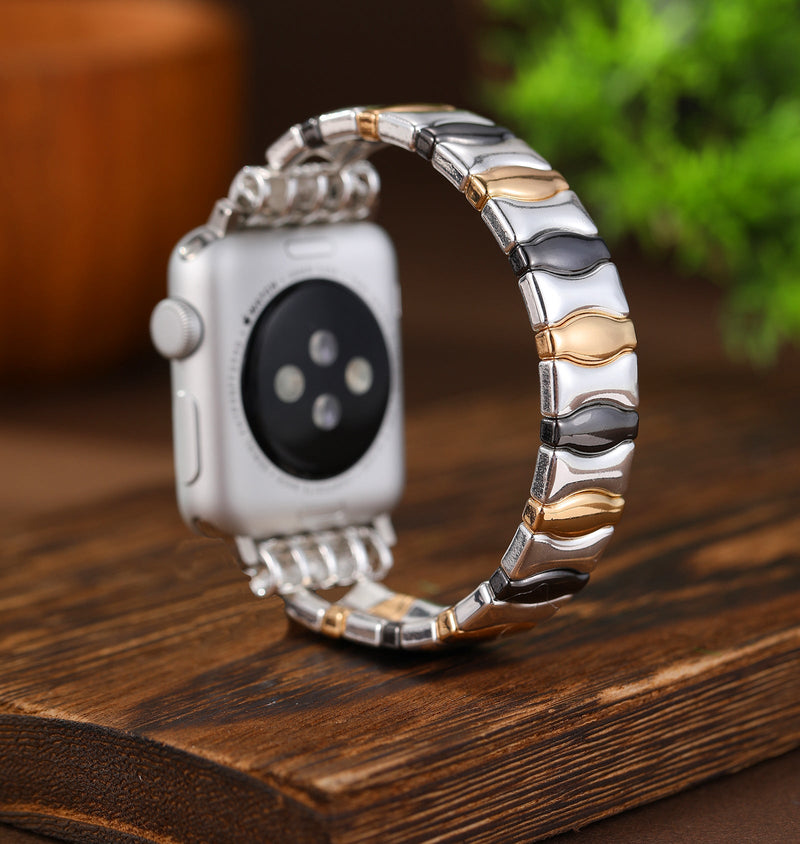 Bracelet métallique bicolore argent et or pour Apple Watch, design maillons élégants, femme.