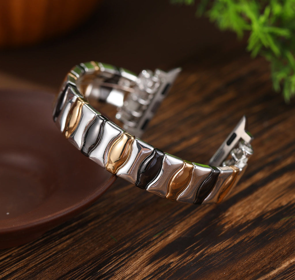 Bracelet métallique argenté et doré avec maillons larges pour Apple Watch femme.