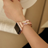 Bracelet Apple Watch rose en métal avec pétales scintillants élégants pour femme, modèle Raquel.