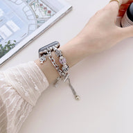 Bracelet double-rangs en cuir rose avec multiples charms argentés pour Apple Watch.