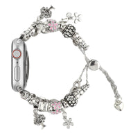 Bracelet double-rangs argenté avec charms fleurs et breloques, pour Apple Watch.