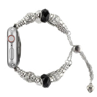 Bracelet Apple Watch double-rangs argenté avec perles noires et charms argentés, fermoir coulissant cœur.