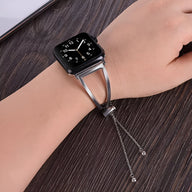 Bracelet Apple Watch femme en acier inoxydable argent, design ajouré et fermoir coulissant ajustable.