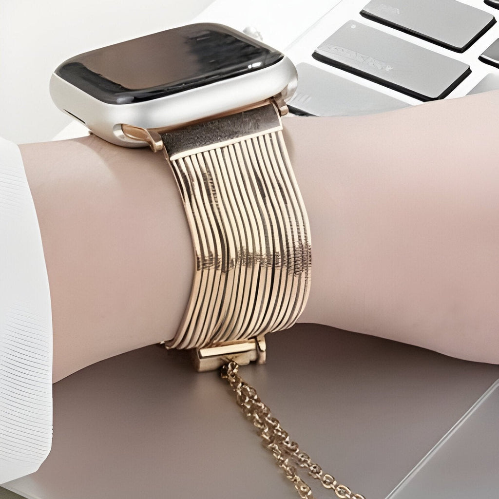 Bracelet Apple Watch en acier inoxydable or rosé avec maillons larges et chaîne ajustable pour femme.