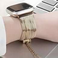 Bracelet Apple Watch en acier inoxydable or rosé avec maillons larges et chaîne ajustable pour femme.