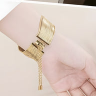 Bracelet Apple Watch en acier inoxydable or rosé avec maillons larges et chaînette réglable.