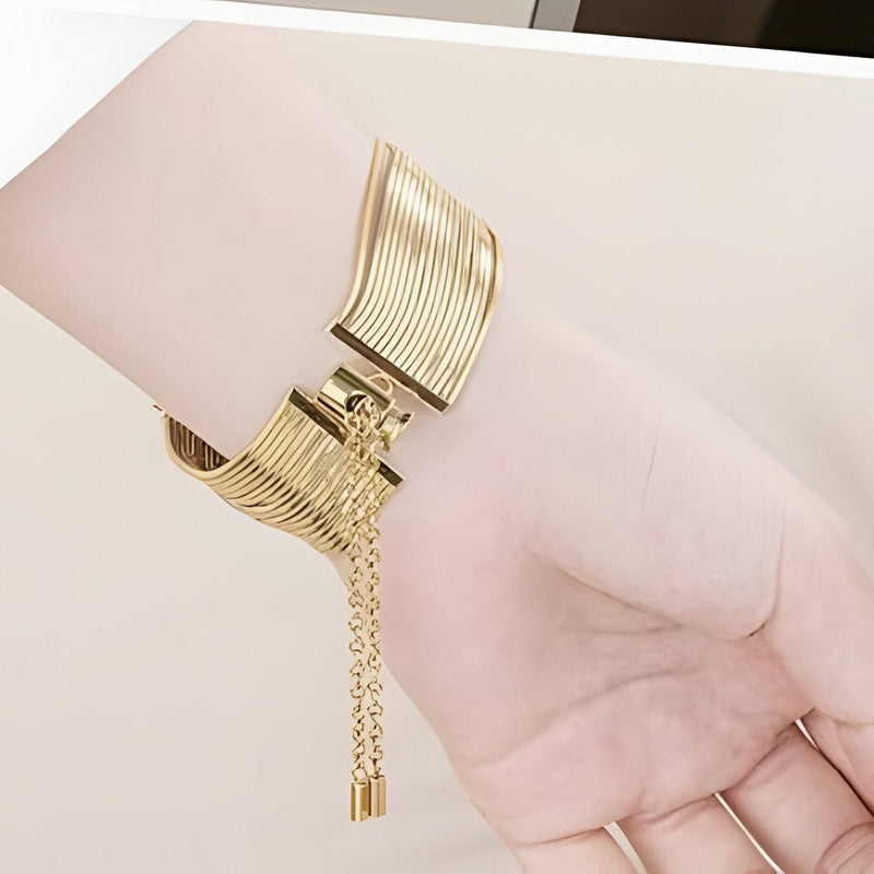 Bracelet Apple Watch en acier inoxydable or rosé avec maillons larges et chaînette réglable.