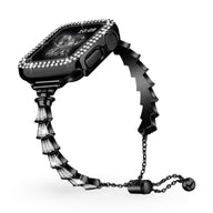 Bracelet Apple Watch femme noir en acier inoxydable avec détails chaîne élégante et fermoir réglable.