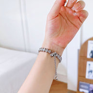 Bracelet Apple Watch en acier inoxydable argenté avec chaînette réglable pour femme.