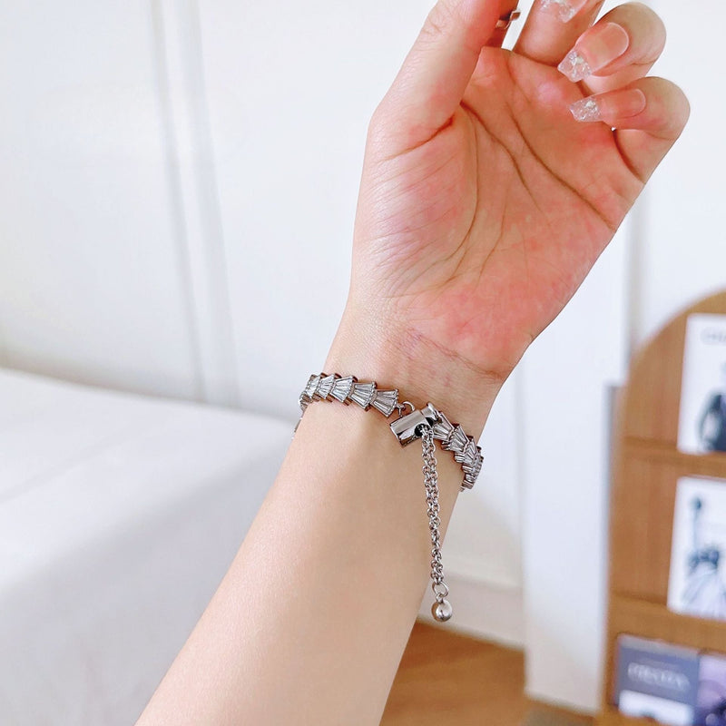 Bracelet Apple Watch en acier inoxydable argenté avec chaînette réglable pour femme.