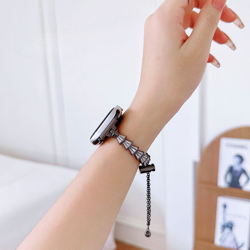 Bracelet Apple Watch femme en acier inoxydable noir avec maillons géométriques et chaîne réglable.