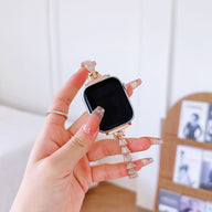 Bracelet pour Apple Watch or rosé en acier inoxydable avec maillons délicats pour femme.