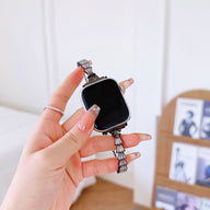 Bracelet Apple Watch femme en acier inoxydable noir avec maillons élégants et fermoir ajustable.