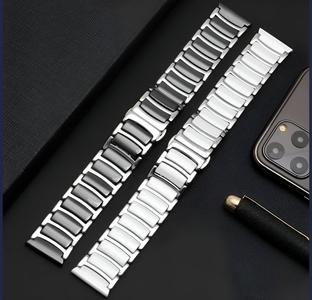 Bracelet Apple Watch en acier inoxydable noir et argent, maillons larges et finition brillante.