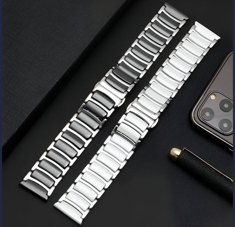 Bracelet Apple Watch en acier inoxydable noir et argent, maillons larges et finition brillante.
